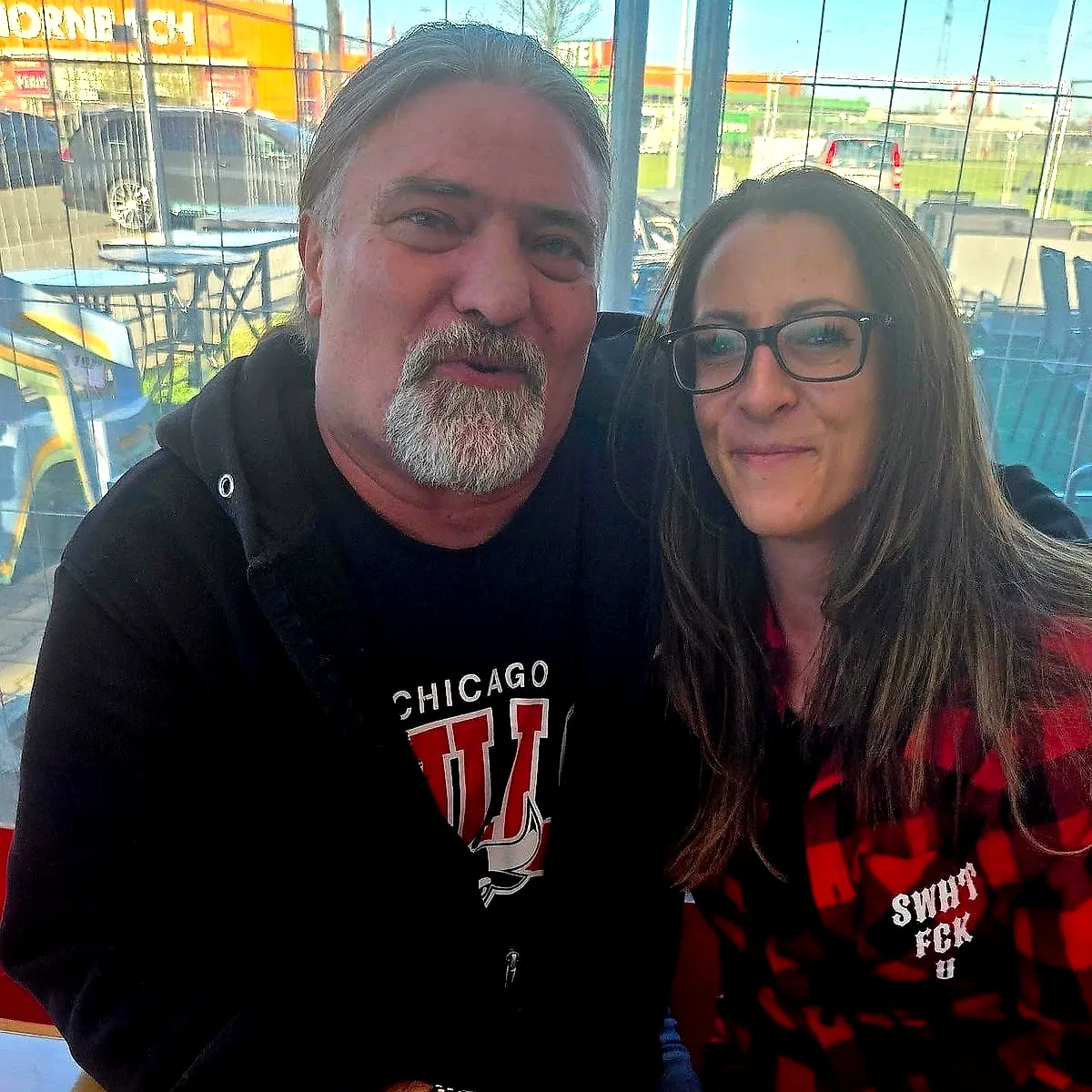 Frank, bekannt als der Biker, zu Besuch bei Bibis Imbiss