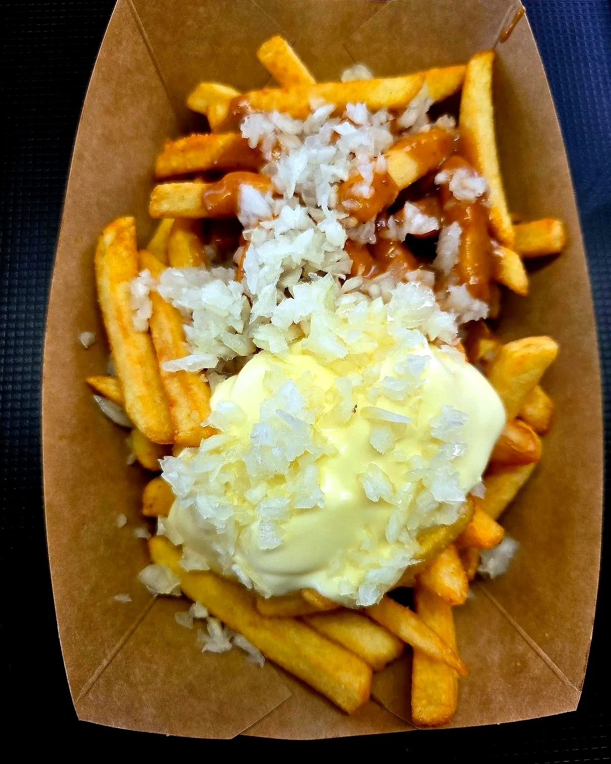 Patatje Oorlog: Pommes mit Erdnusssauce, Mayonnaise und Zwiebeln