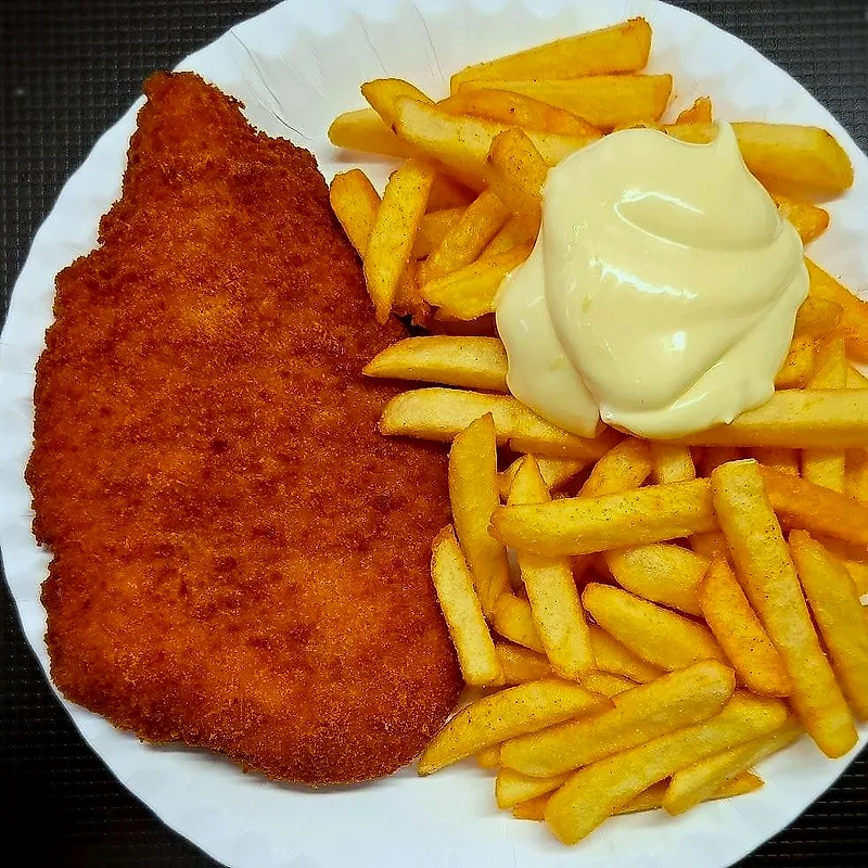 Schnitzel mit Pommes und Mayonnaise