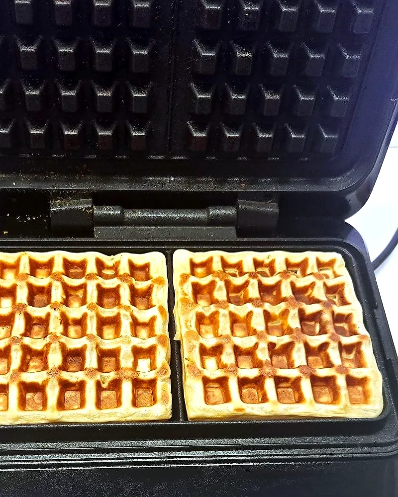 Zwei belgische Waffeln im Waffeleisen