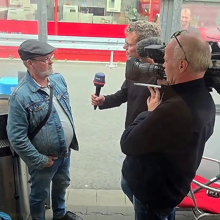 Interview vor dem Imbiss mit dem WDR-Kamerateam