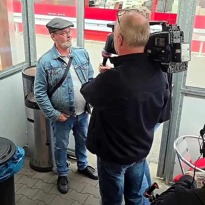 Ein WDR-Kamerateam filmt am Imbiss